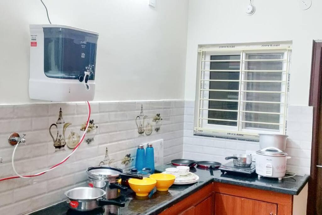 Apartment Servostay 2 Bhk Fully Furnished Hafeezpet #101 *