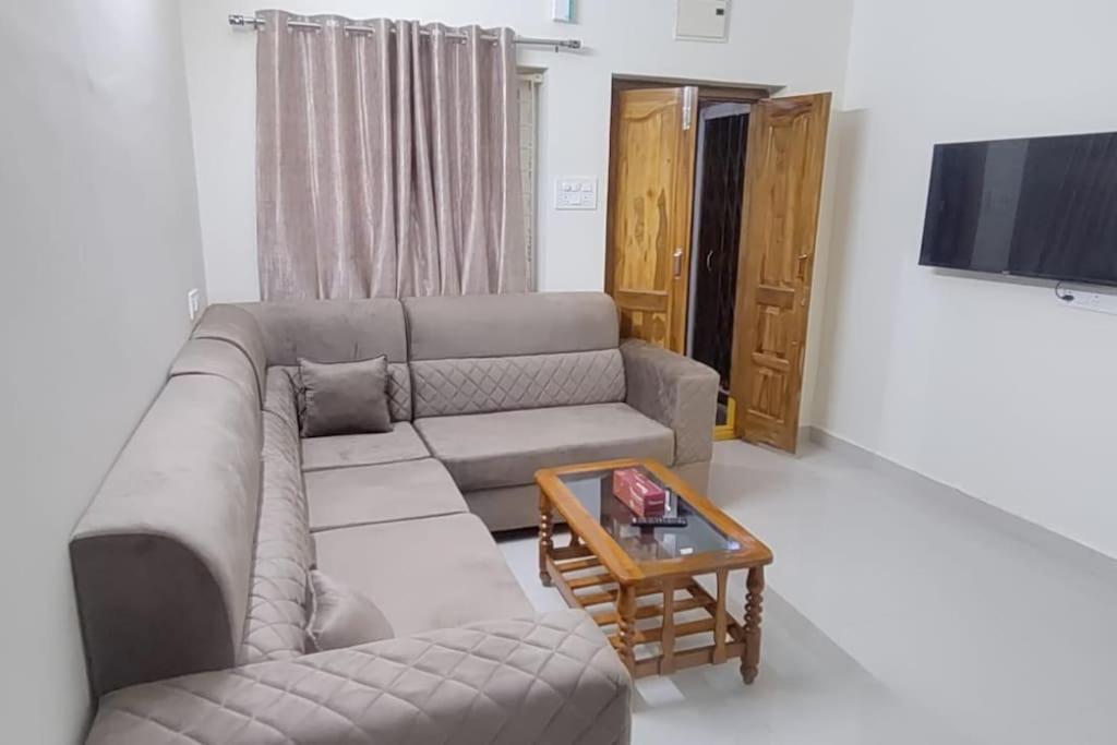 Apartment Servostay 2 Bhk Fully Furnished Hafeezpet #101 *